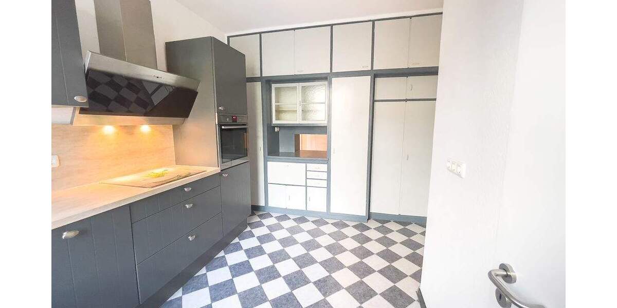 Sanierte Wohnung mit Parkett, EBK und großer Außenterrasse & Glasfaseranschluss in zentraler Lage 4 zimmer