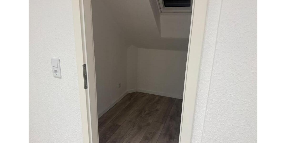 Dachgeschoßwohnung Duisburg Rheinhausen - 4.5 Zimmer, 90 m&sup2;, 900&euro; | Angebot:25142369