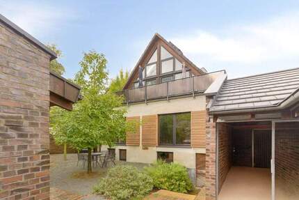 Zweifamilienhaus mit idyllischem Hof-Charakter, lichtdurchfluteten Räumen und Garage 6 zimmer