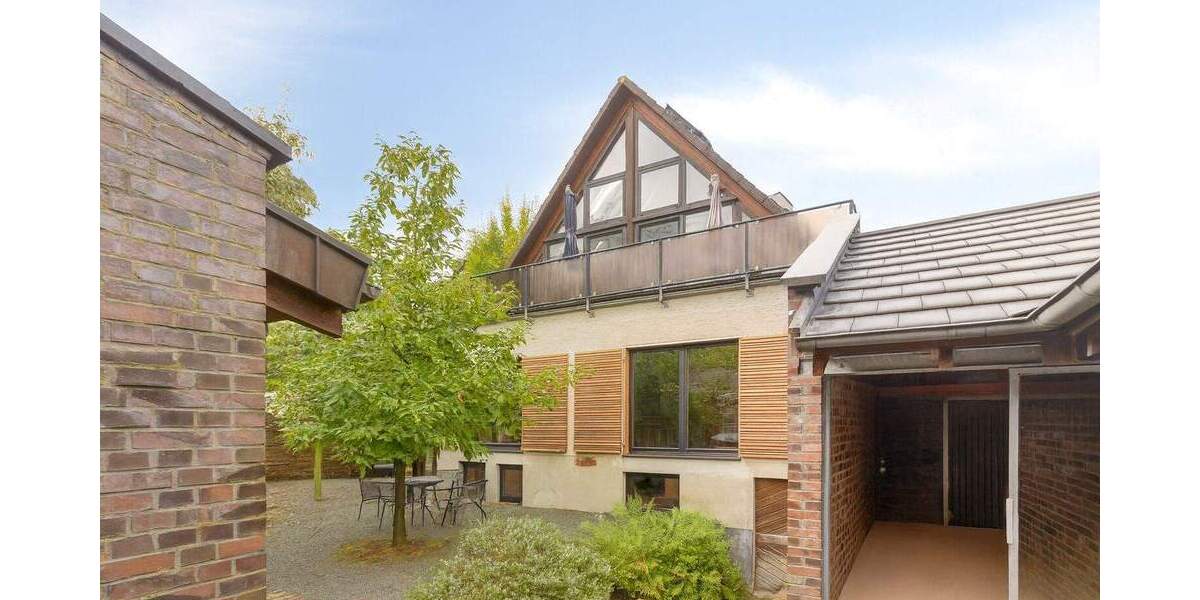 Zweifamilienhaus mit idyllischem Hof-Charakter, lichtdurchfluteten Räumen und Garage 6 zimmer