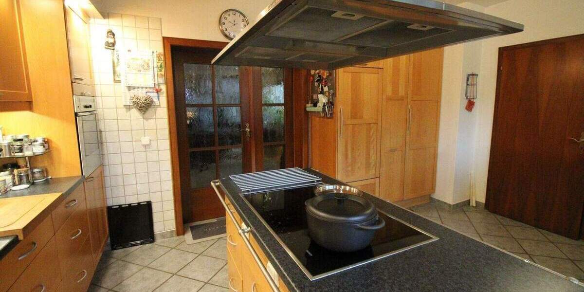 Freistehendes Einfamilienhaus in Meerbusch-Osterath mit Pool, Kamin und 2 Garagen 4 zimmer