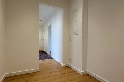 Umfassend sanierte 3-Zimmer-Wohnung mit Balkon in Düsseldorf-Niederkassel