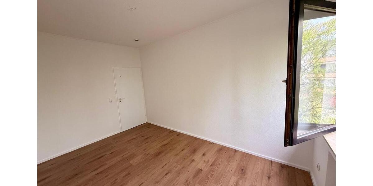 Etagenwohnung Düsseldorf Heerdt - 3 Zimmer, 80 m&sup2;, 1.400&euro; | Angebot:25647879