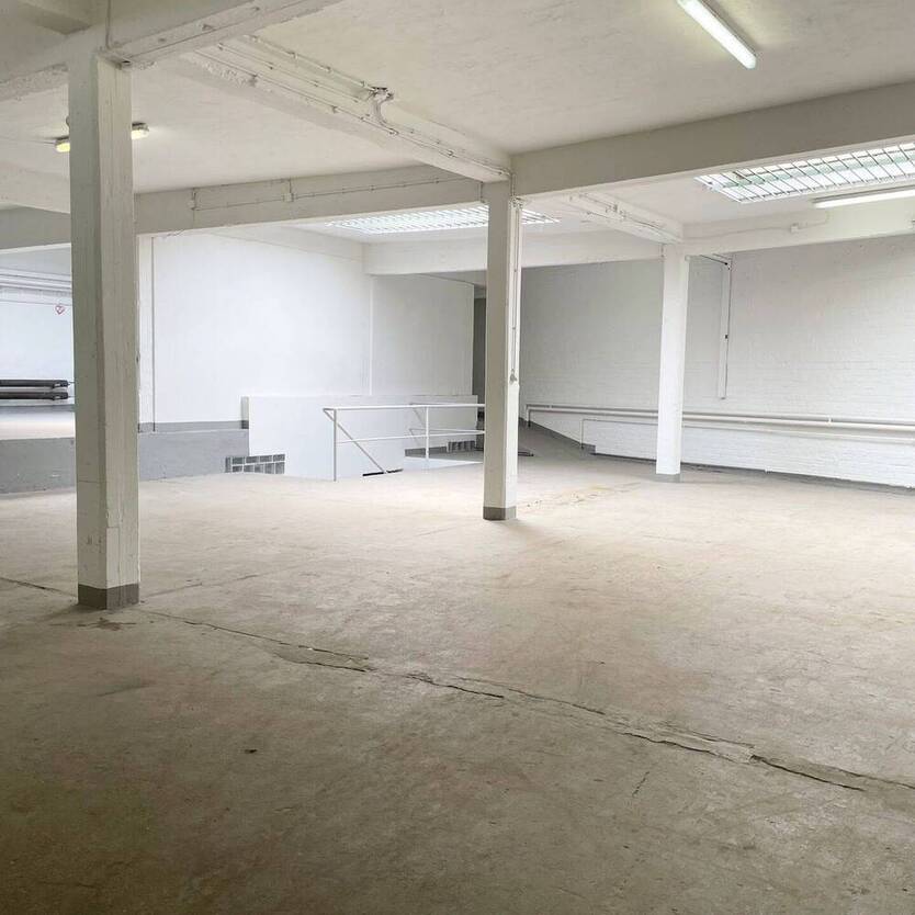 HalleKreativfläche mit Büro und Lagerkeller, Hintergebäude, LieferzufahrtTor, provisionsfrei