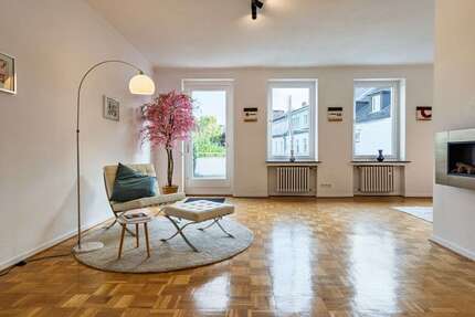 Haus Düsseldorf Niederkassel - 8 Zimmer, 323 m&sup2;, 6.000&euro; | Angebot:26663333