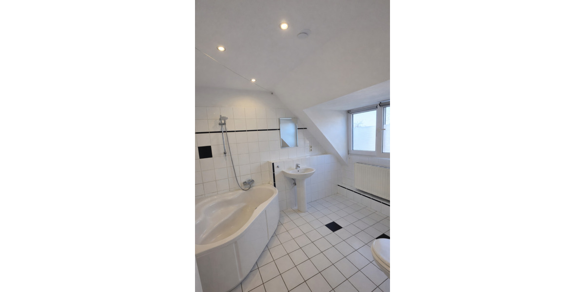 Dachgeschoßwohnung Düsseldorf Stadtbezirk 8 - 2.5 Zimmer, 84 m&sup2;, 1.290&euro; | Angebot:25270777