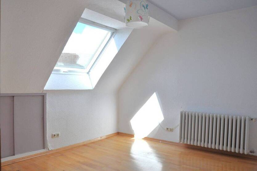 Stilvolles Generationenhaus: DHH, 7 Zimmer, 3 Bäder, großer Garten, Stellplatz