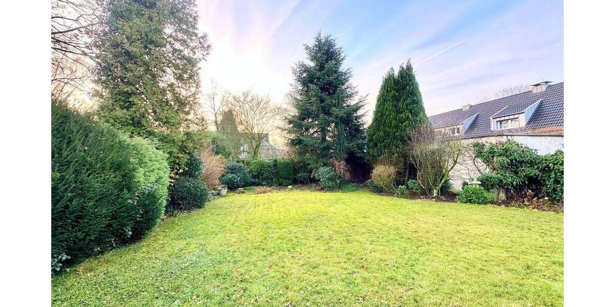 Freistehendes Einfamilienhaus, 8-Zimmer mit großem Grundstück in begehrter Lage von Hilden 8 zimmer
