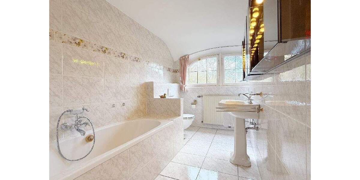 TOLLES ANWESEN MIT SCHWIMMBAD IN KREFELD-KLIEDBRUCH! 9 zimmer