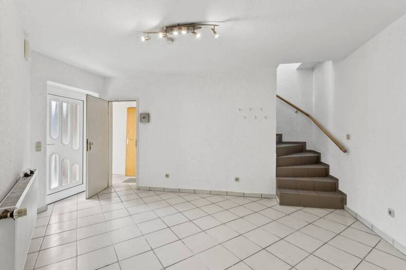 Haus-Feeling pur: 5-Zimmer-Wohnung mit Dachterrasse, eigenem Eingang & Garage