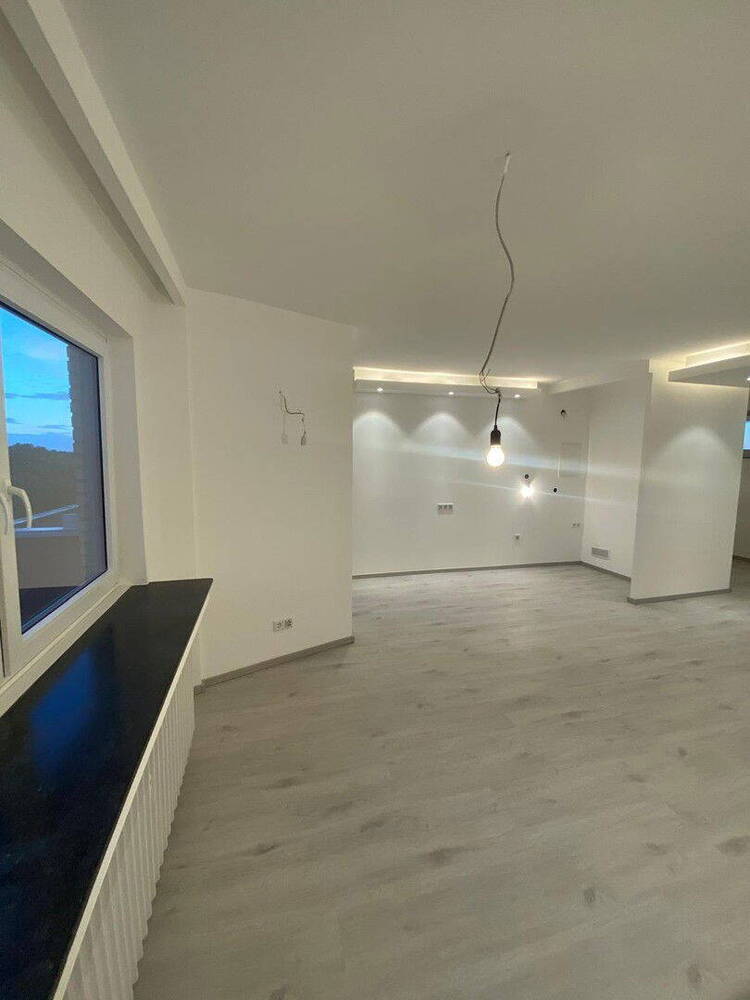 Furnished High end Apartment + Balcony + private parking