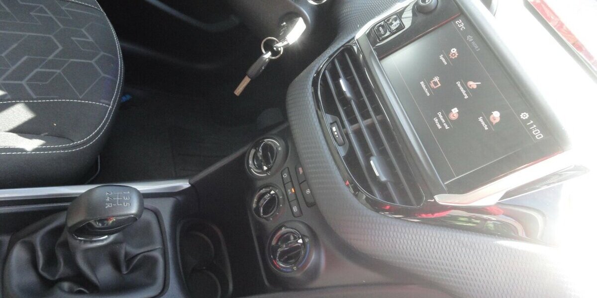 Peugeot 2008 Active 1,2 Klima SHZ PDC Allwetter 60.000 km 8.990 &euro; Neuss 41462